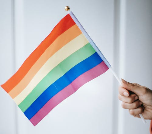 手与lgbt标志在白色背景下 · 免费素材图片