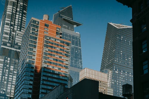 蓝天的现代摩天大楼 · 免费素材图片