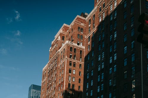 蓝天的公寓楼 · 免费素材图片