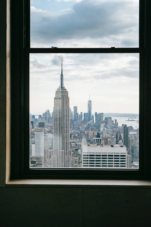 白天可欣赏现代城市景观的窗户 · 免费素材图片