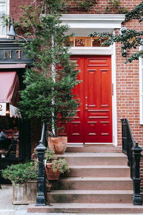 红门和旧建筑的楼梯入口 · 免费素材图片