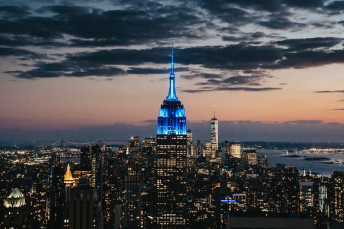 夜晚的城市与未来派的摩天大楼的发光灯 · 免费素材图片