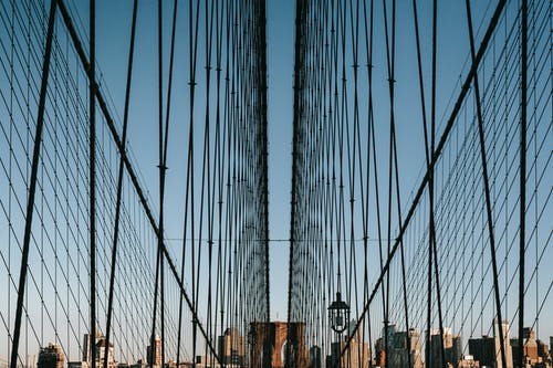 白天悬索桥上的钢缆 · 免费素材图片