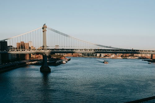 宽阔的河上巨大的石桥 · 免费素材图片