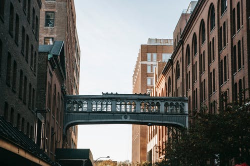 城市住宅楼之间的行人天桥 · 免费素材图片