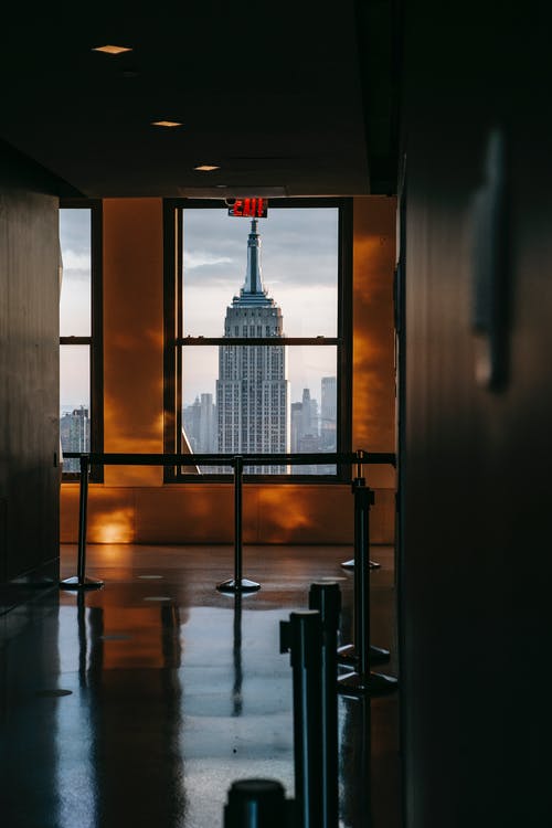 带窗户的走廊，俯瞰着摩天大楼的现代城市 · 免费素材图片