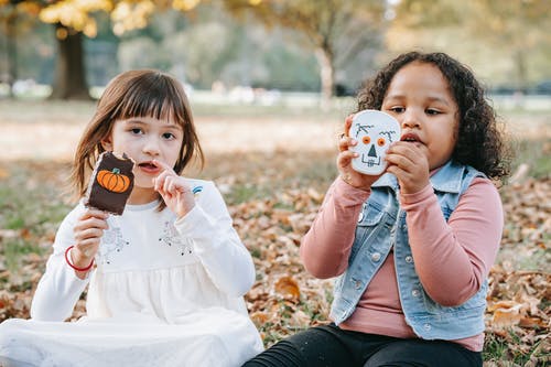 可爱的女孩在公园里的姜饼 · 免费素材图片