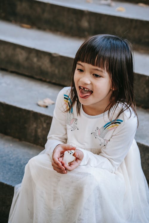 节日的连衣裙，甜饼干的滑稽的女孩 · 免费素材图片