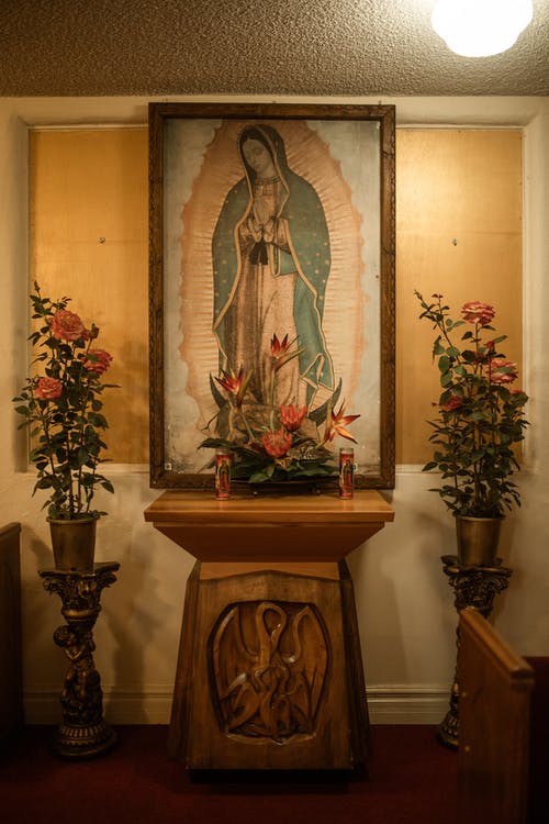 耶稣基督雕像上棕色木制的桌子 · 免费素材图片