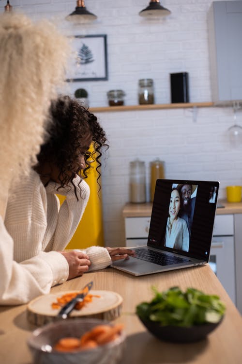 使用macbook Pro的白色西装外套的女人 · 免费素材图片