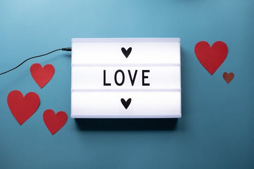 白色和红色爱情印花墙饰 · 免费素材图片
