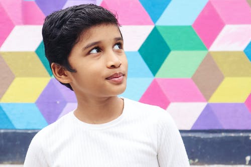 快乐的印度男孩，墙上五颜六色 · 免费素材图片