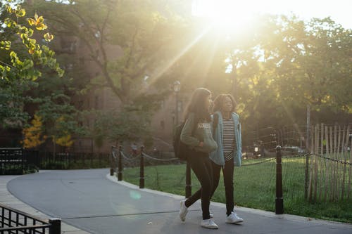 在晴朗的一天在公园散步的多种族女学生 · 免费素材图片