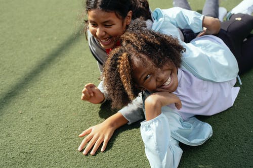 在草坪上玩耍的快乐多族裔儿童 · 免费素材图片