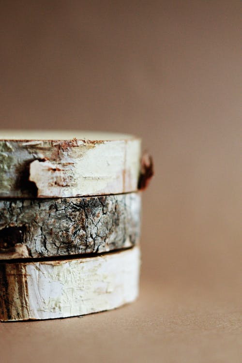 棕色木制圆形容器，带灰色金属盖 · 免费素材图片