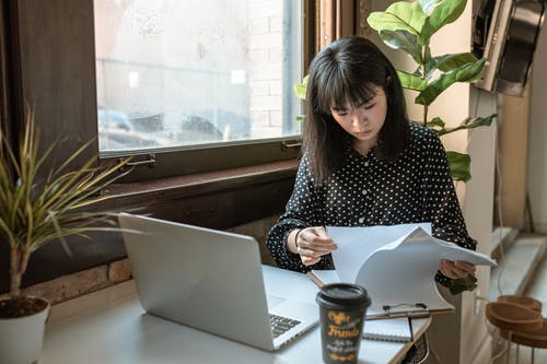 黑色和白色的长袖衬衫，使用银色macbook的女人 · 免费素材图片