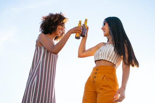 快乐的多民族女友碰杯啤酒 · 免费素材图片