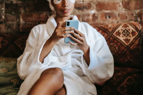 在家中智能手机作物族裔女人发短信 · 免费素材图片