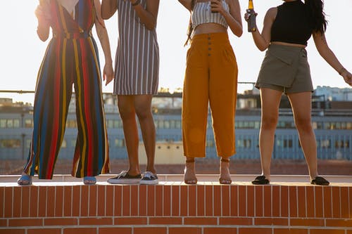 在屋顶的露天聚会上喝啤酒的不露面多样化妇女 · 免费素材图片