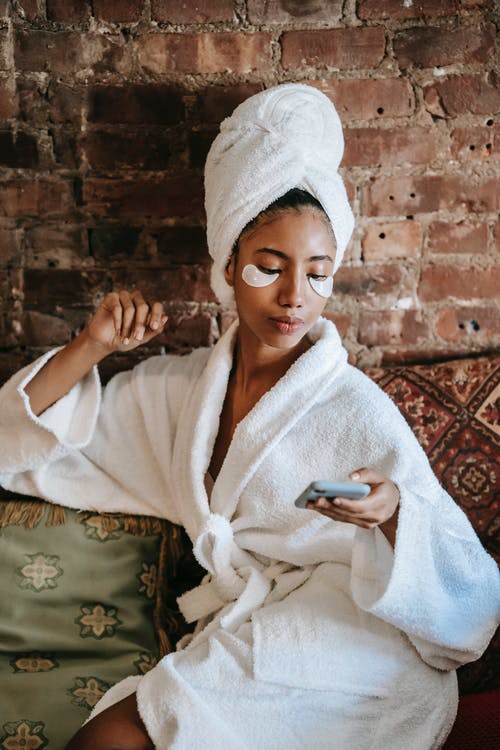 在美容院的智能手机上聊天的女性族裔女人 · 免费素材图片