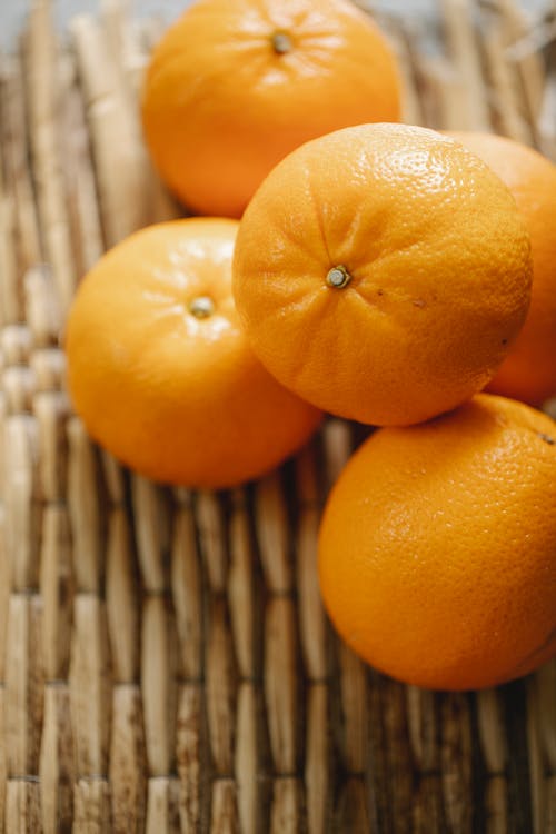 柳条表面上的橘子堆 · 免费素材图片