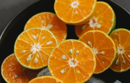 在碗里切新鲜多汁的桔子种子 · 免费素材图片
