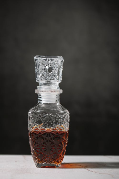 透明玻璃瓶，红色液体 · 免费素材图片