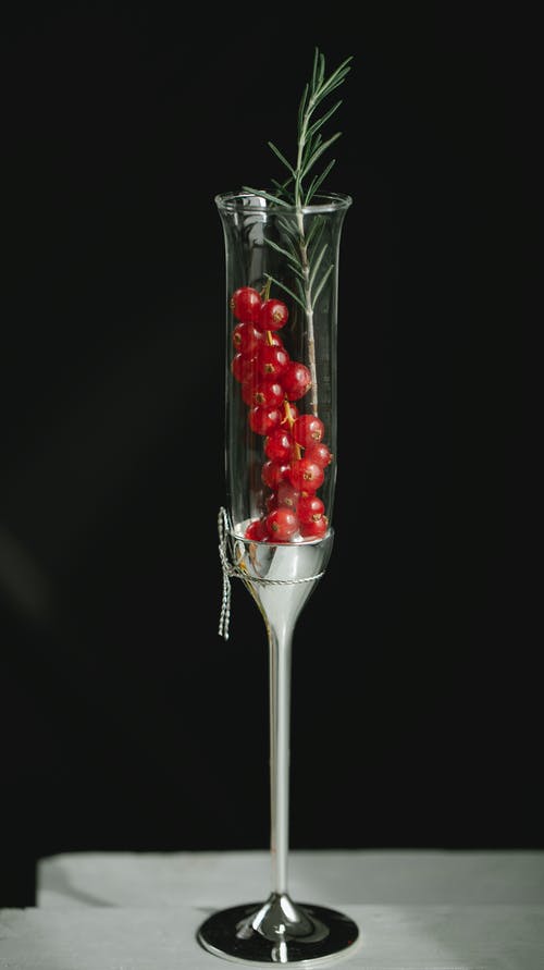 透明玻璃与红色浆果 · 免费素材图片