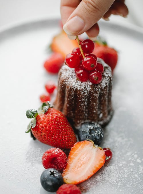 女人装饰小红莓巧克力蛋糕 · 免费素材图片