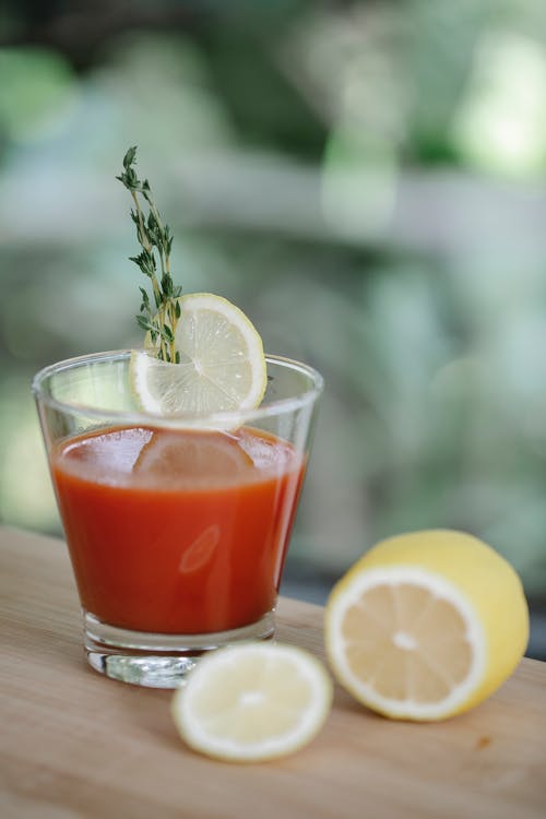 杯新鲜鸡尾酒用番茄汁装饰着柠檬 · 免费素材图片