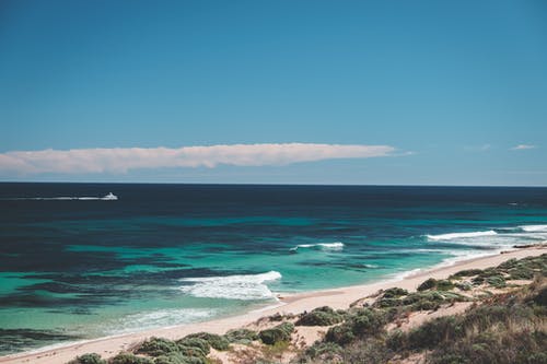 天蓝色的海洋，在热带国家洗沙滩 · 免费素材图片