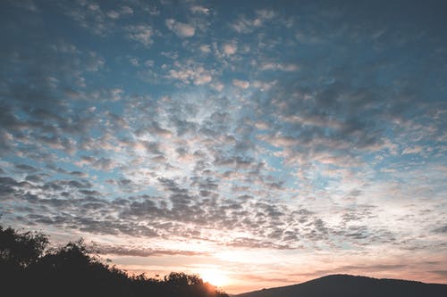 多云的天空，在高山和森林 · 免费素材图片