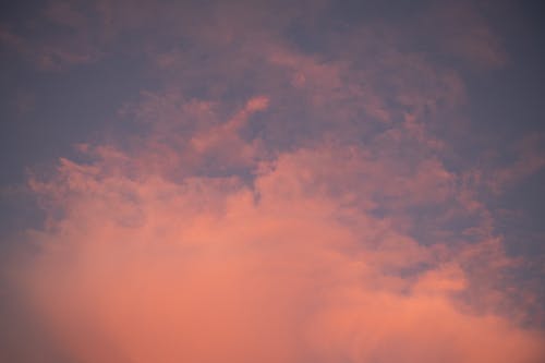 七彩多云的天空，在日落时分在晚上 · 免费素材图片