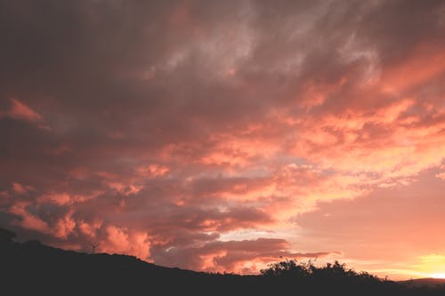 生动的多云的天空，在山坡上落日 · 免费素材图片