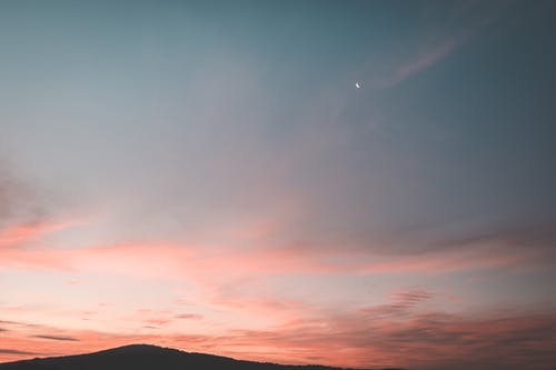 山脉的多彩落日的天空 · 免费素材图片