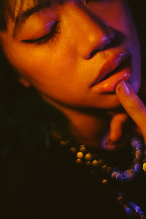 作物族裔女人抚摸嘴唇 · 免费素材图片