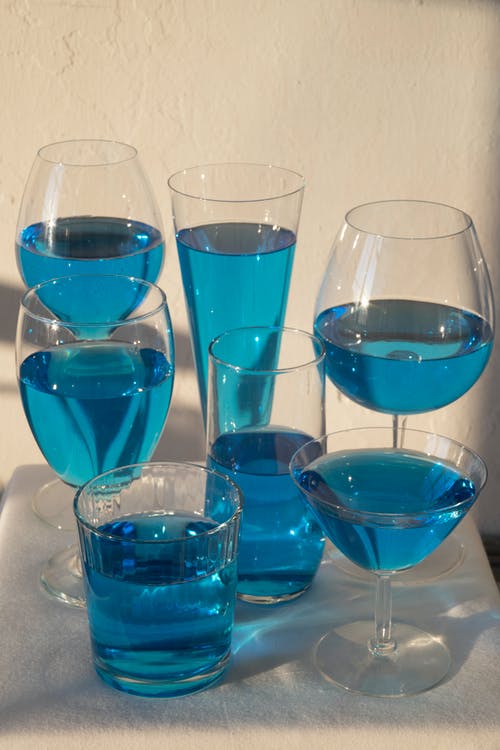 蓝色液体的玻璃器皿的布局 · 免费素材图片