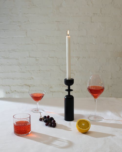 桌上的玻璃器皿蜡烛 · 免费素材图片