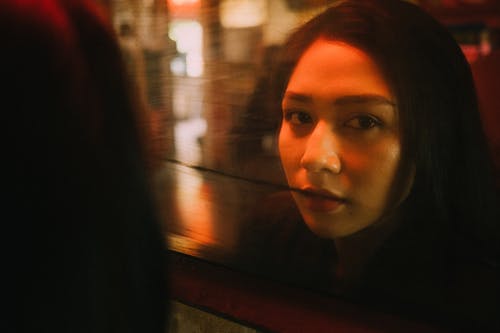 亚洲女人在窗口中的倒影 · 免费素材图片
