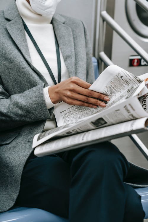 穿着灰色西装的男人读报纸 · 免费素材图片
