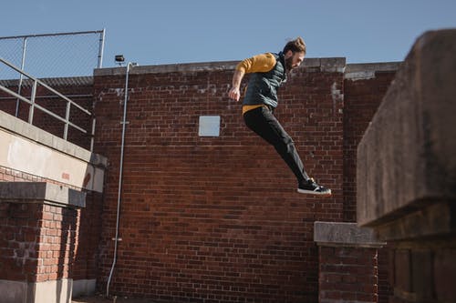 勇敢的人，跳上屋顶 · 免费素材图片