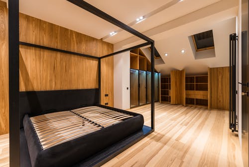 空荡荡的卧室，现代木制家具 · 免费素材图片