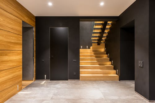 带木楼梯的现代宽敞走廊 · 免费素材图片