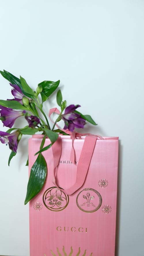 粉红色的盒子上的粉红玫瑰花束 · 免费素材图片