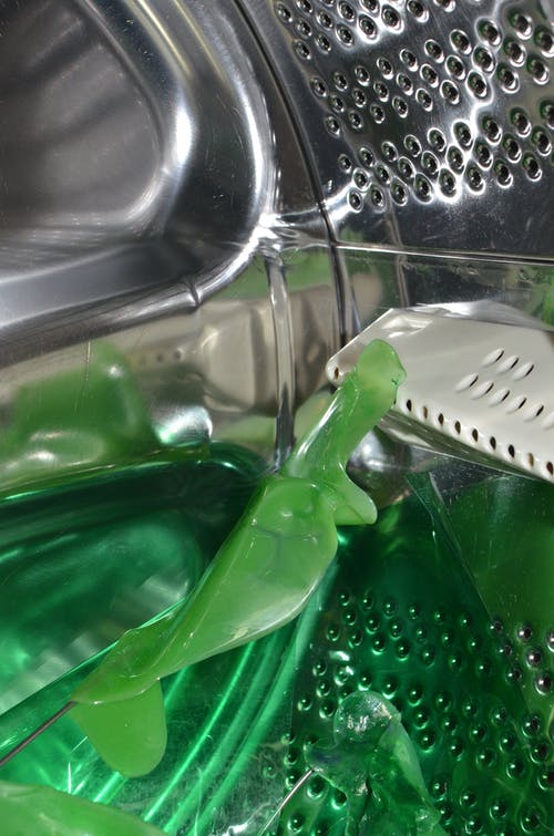 不锈钢水槽上的绿色塑料气球 · 免费素材图片