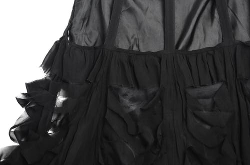 白色背景上的黑色意大利面条皮带连衣裙 · 免费素材图片
