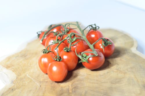 棕色的木桌上的红番茄 · 免费素材图片