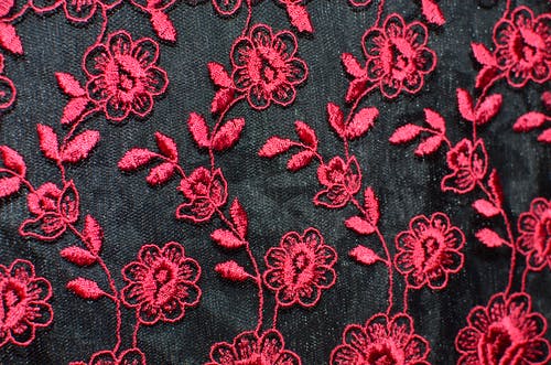 黑色和红色花卉纺织 · 免费素材图片