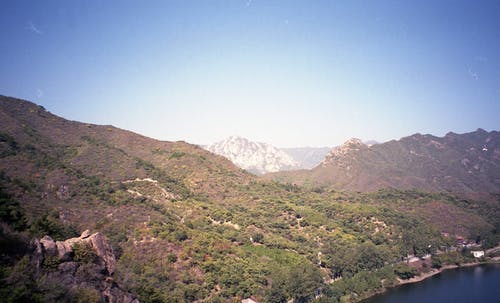 蓝蓝的天空下山绿树 · 免费素材图片