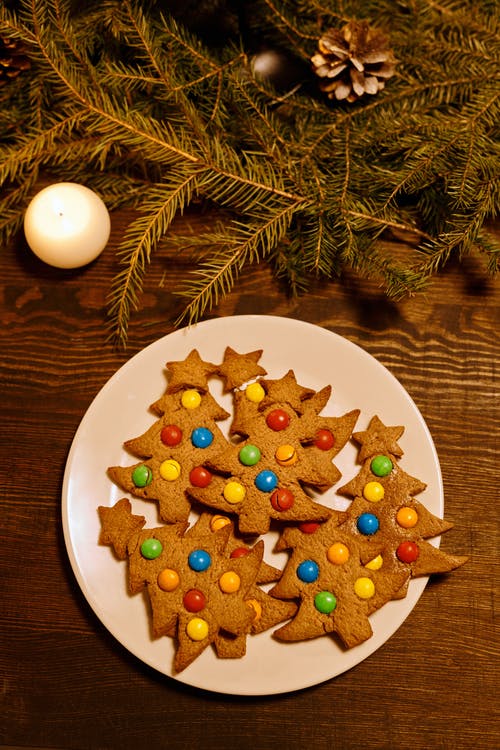 圣诞树形饼干在盘子上的顶视图 · 免费素材图片